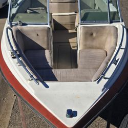1986 Fabuglas Merc Cruiser Boat