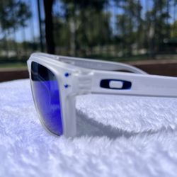 Oakley Holbrook Sunglasses New In Box
