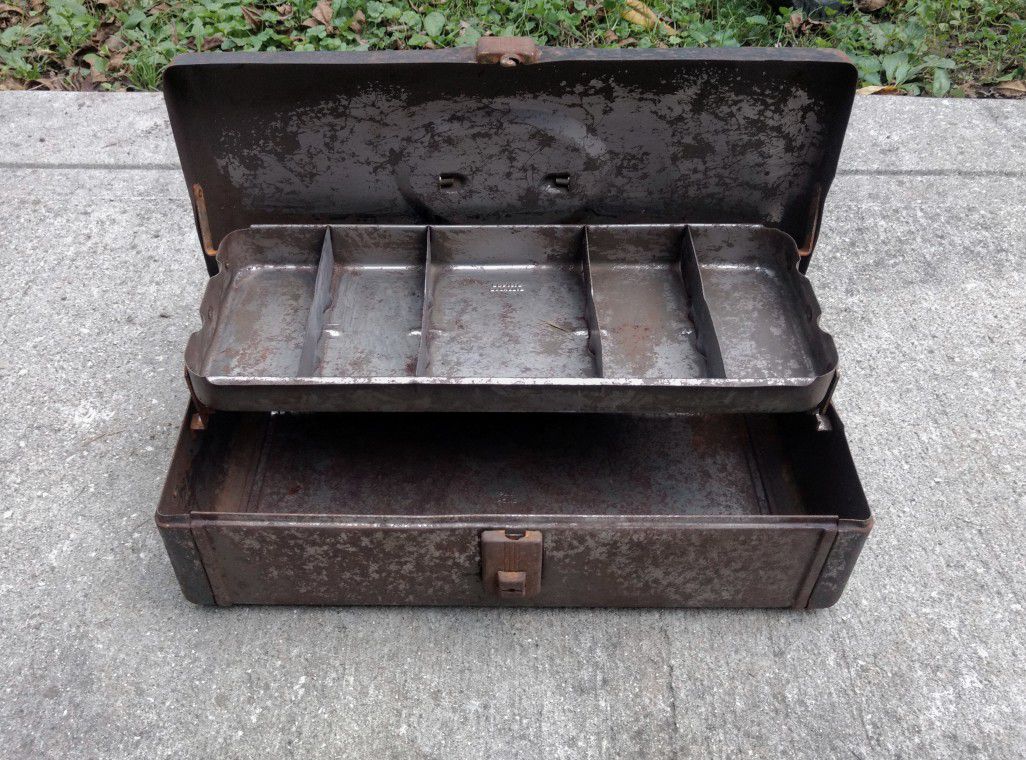 vintage fishing tackle box