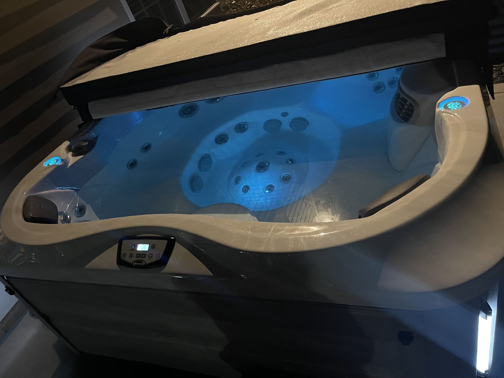 Jacuzzi hot tub J345 model  7 Seater hardly used.  