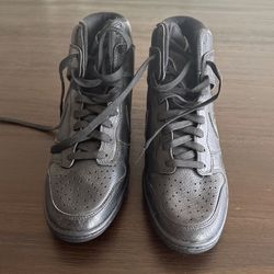 Women’s Nikes Size 9.5 (has Heel)