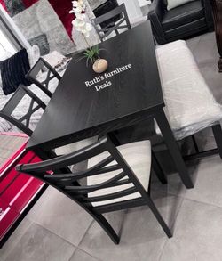 Gorgeous! 6-pc dining table set with bench