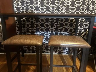 Set Table And Bar Stools