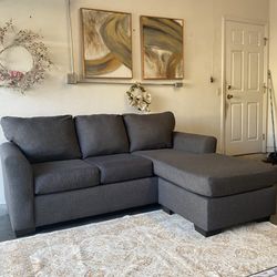 Comfortable, super clean L-shaped sectional sofa. Excellent Condition