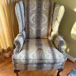Sofa set for living room. Brand: Hickory Hill. Traditional crafted 5 sitters cushioned Sofa Set with three wooden tables. 