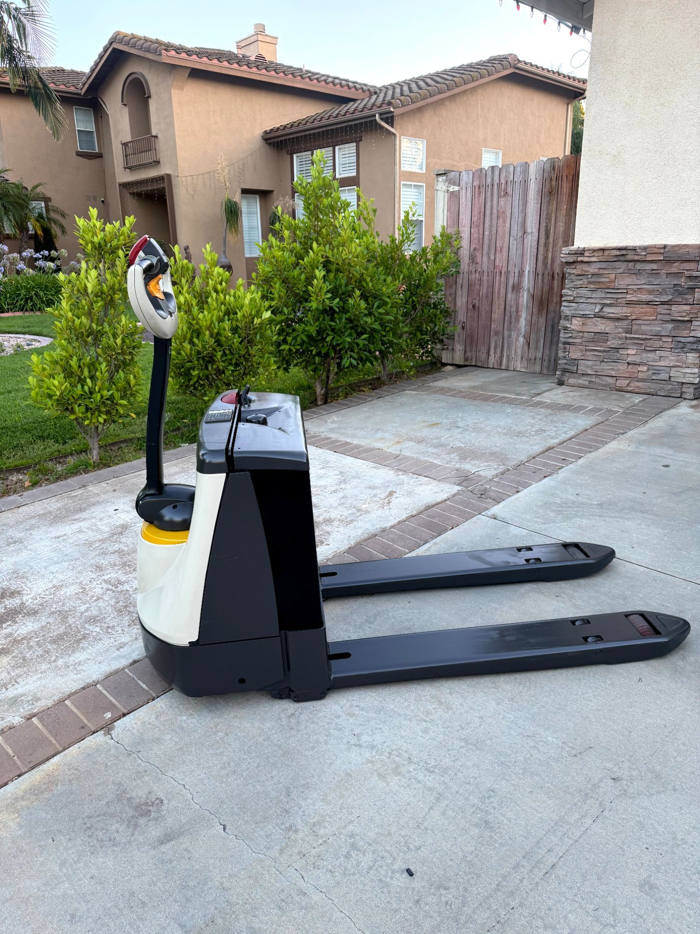 2020 Crown Pallet Jack Walkies for sale (2 available) for Sale in Los ...