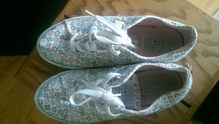 Cute converse shoes in Excellent condition. Size 5