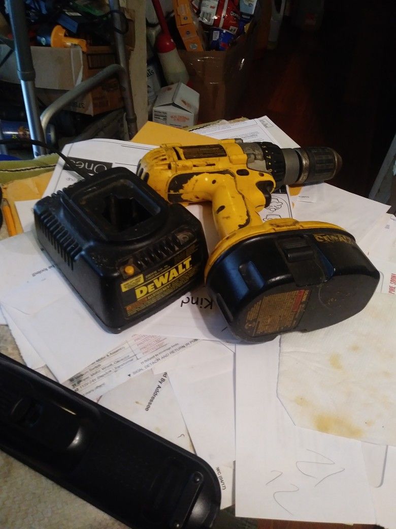 DEWALT 18VOLT HAMMER DRILL WORKS GREAT
