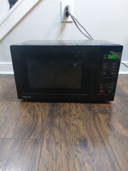 Magic Chef Black Countertop Microwave