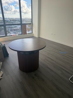 Extendable table from 4 to 10 seat seats