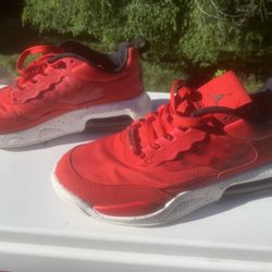 Jordan Preowned  Jump mam 200 Max Size 9.5  In Excellent Condition 