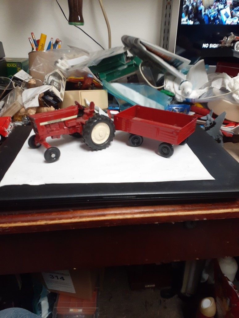 International Tractor, With Ertl Grain Wagon, Very Nice
