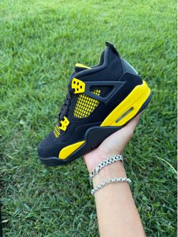 Jordan 4 GS “Thunder” Size 4Y/5.5W