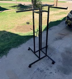 Se vende colgador de ropa de metal con ruedas para mejor facilidad es usado tiene algunos rasguños que tiene solución pido $25 por el