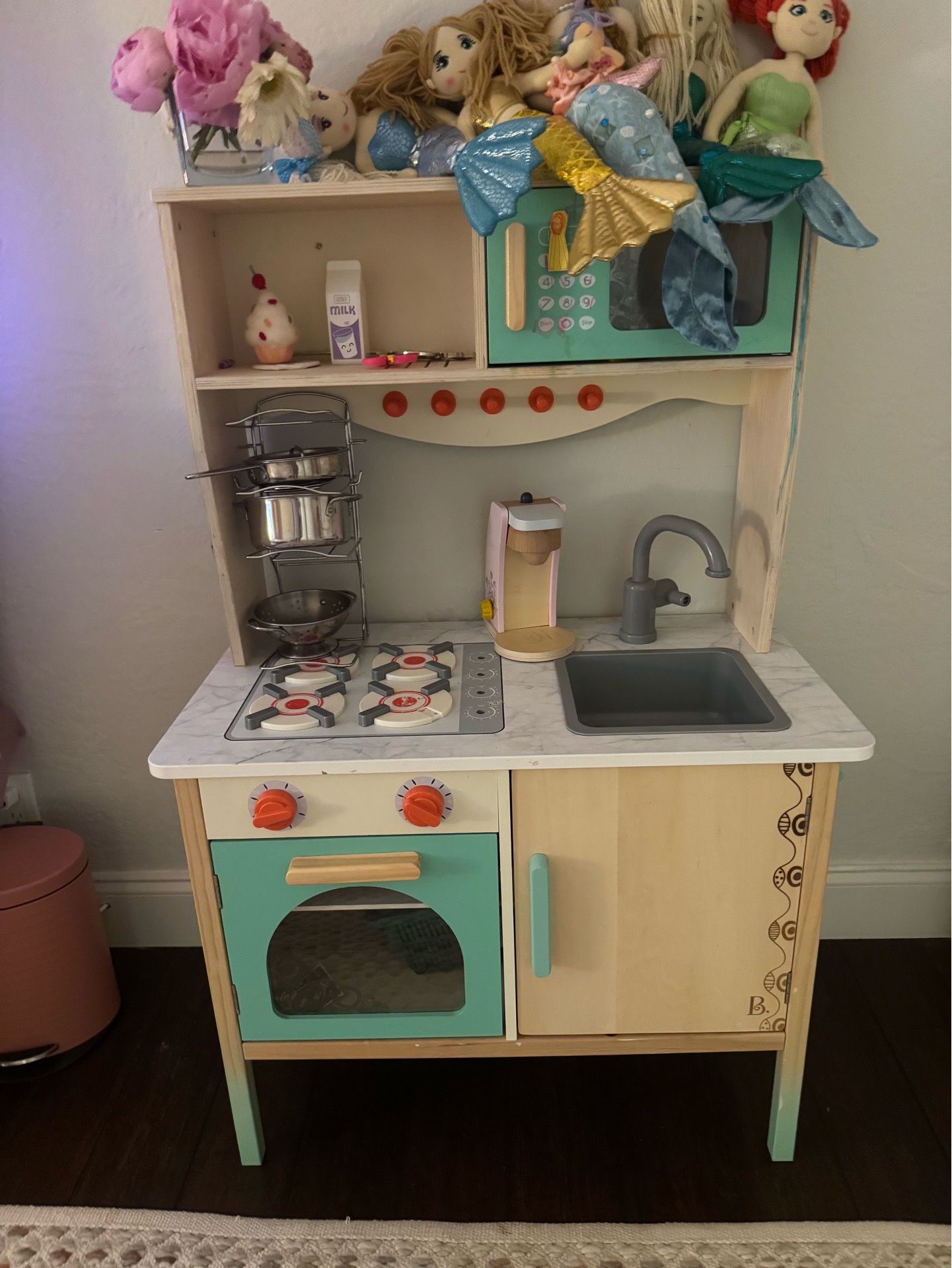 Kids play kitchen