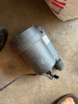 Submersible pump for swimming pool