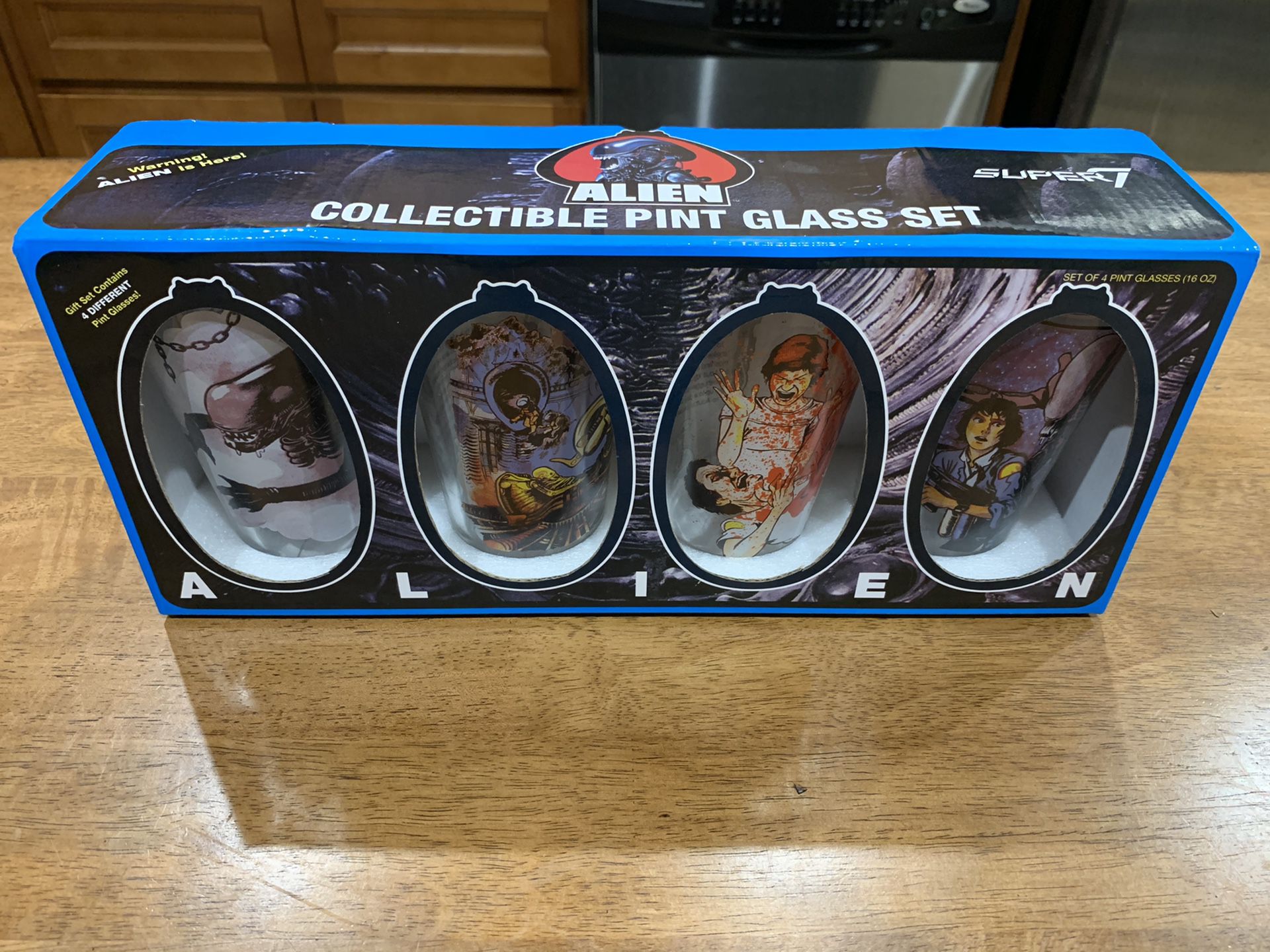 Retro Super 7 Alien Pint Glasses Collectible Set of 4 New