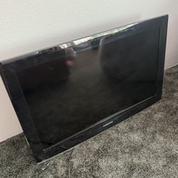 Samsung TV with wall mount 