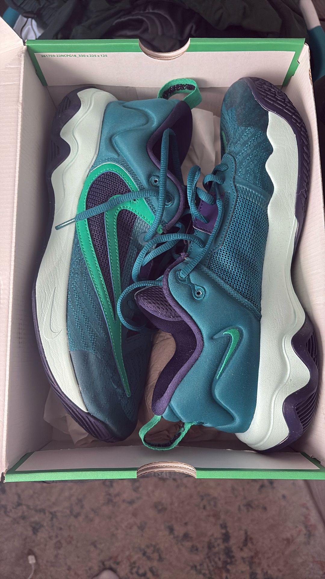 NIKE BASKETBALL SHOES SIZE 11 NEW