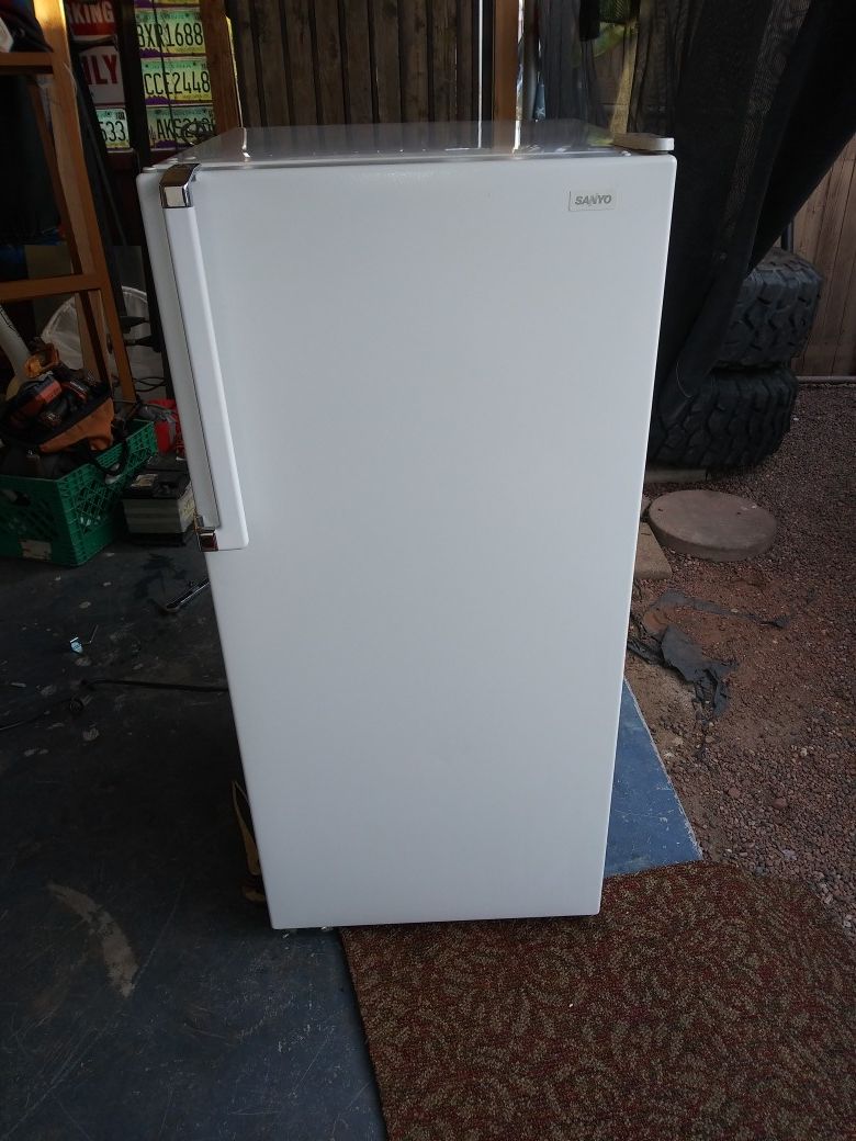 Sanyo mini fridge for Sale in Sun City, AZ OfferUp