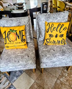 A set of accent chairs (2)