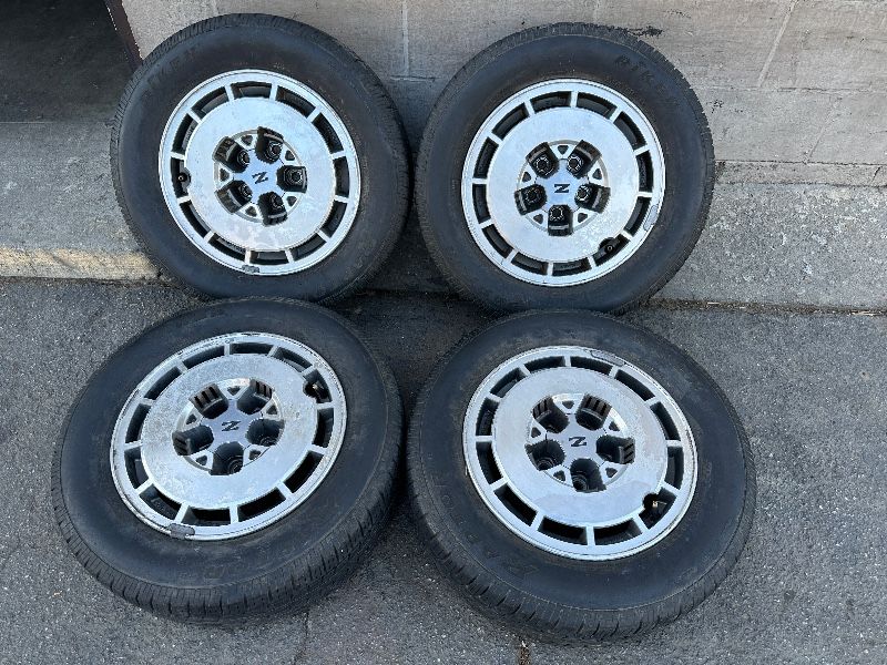 Nissan 300zx wheels and caps 15 inch 5x114.3 -T05760