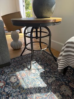 Round end table or bistro table