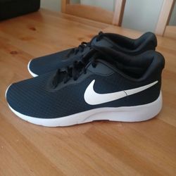 New Nike Tanjun Youth Size 7 Fits Women's Size 8.5