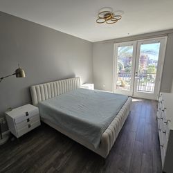 Queen size bedroom set w/two night stands and dresser