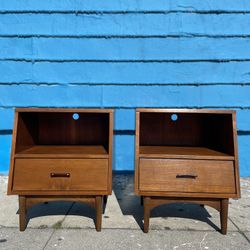 Mid Century Modern Walnut And Rosewood Pair Of Kroehler Nightstands 