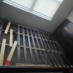 Bed QUEEN IN VERY GOOD STATE 