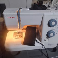 Janome Model 521 Sewing Machine/ Sewing Machine 