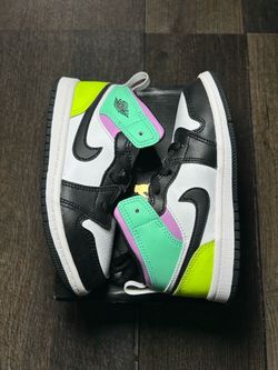 Air Jordan 1 Mid “Pastel Black Toe” Size 10c (Toddler’s)