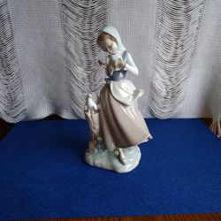 Lladro Figurine, Girl With Pigeons 