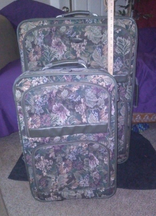 22 Inch rolling suitcase LUGGAGE- In Good Condition 