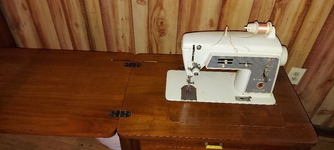 Singer sewing machine 1960 Model 600E