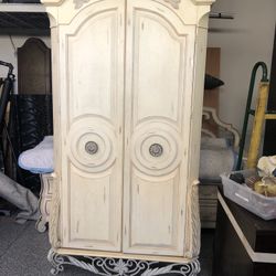 Armoire Excellent condition Shabby Chic look