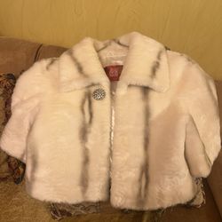 Beautiful One Of The Kind Brand New Faux Fur Shrug One Size