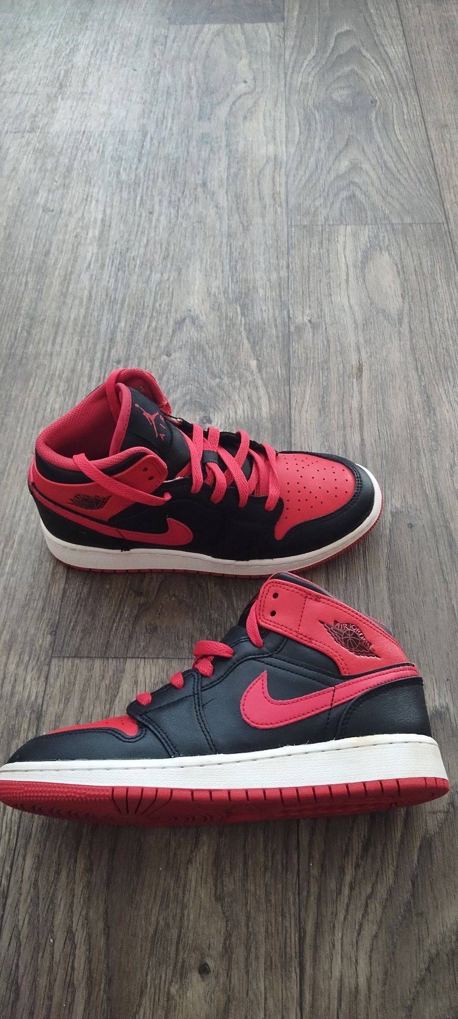 BOYS NIKE AIR JORDAN RETRO 1 PLAYOFFS CHICAGO BULLS SIZE 4.5Y