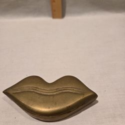 VTG Brass "Lips " trinket box--collectable 