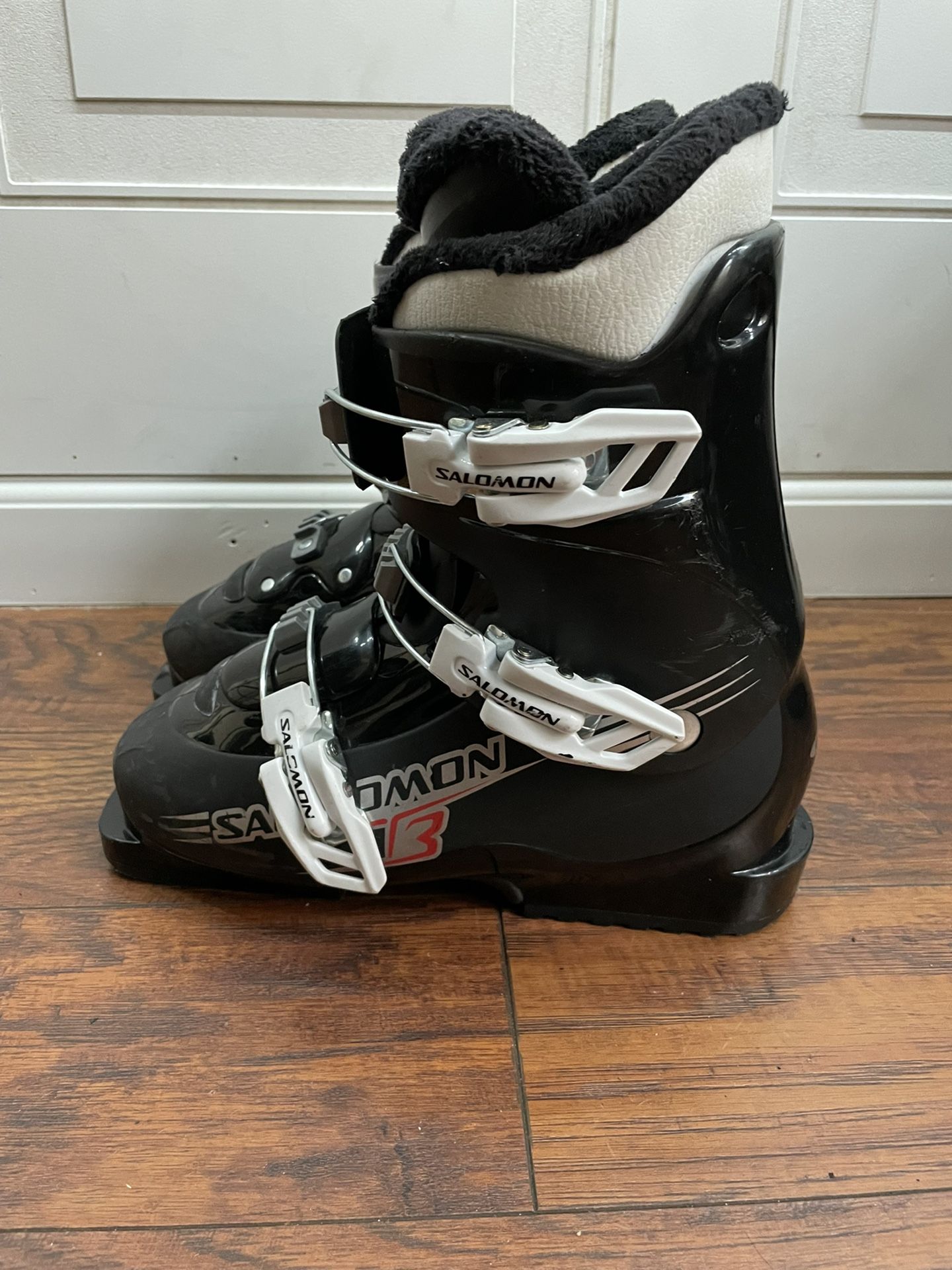 23.5 Salomon T3 ski boots