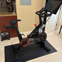 2021 Peloton Bike, Very Good Condition, 51-200 Rides – Kissimmee, FL