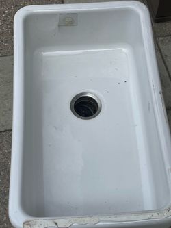 White porcelain farmhouse sink