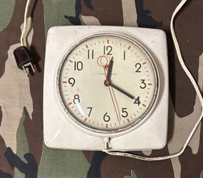 MCM Electric Wall Clock Vintage  RUNS!!!