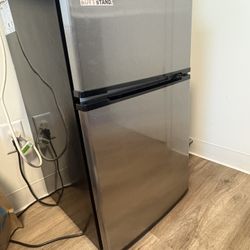 Mini Fridge With Freezer 
