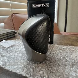 Shift knob Lexus is 300 F Sport 