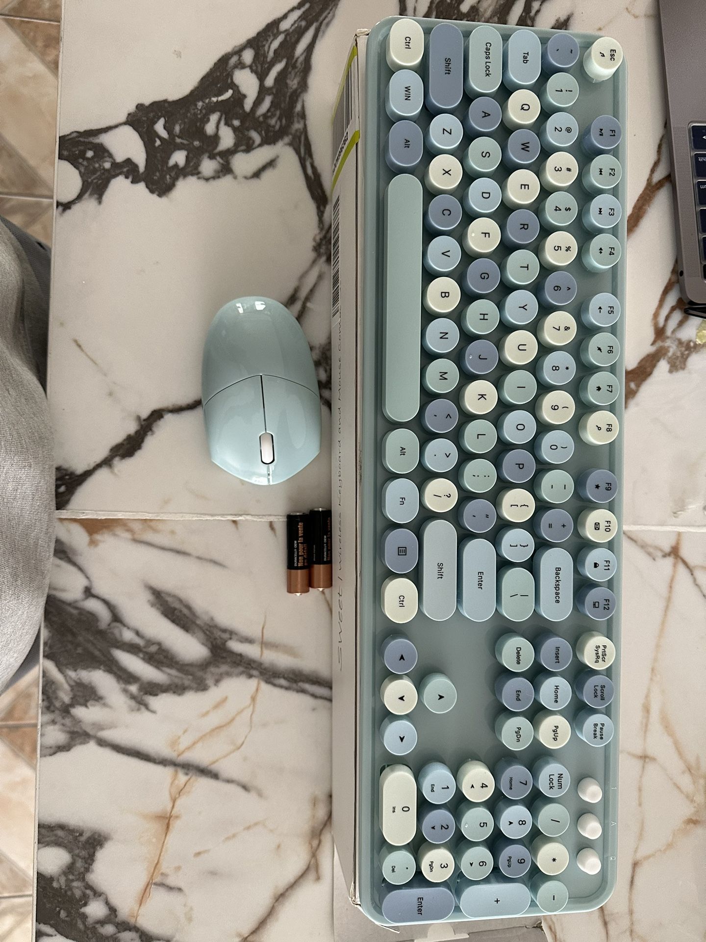 MOFII WIRELESS keyboard & mouse.