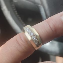 women diamond ring gold