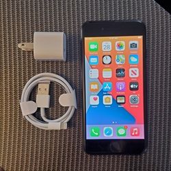 iPhone 7 - UNLOCKED - Like New 