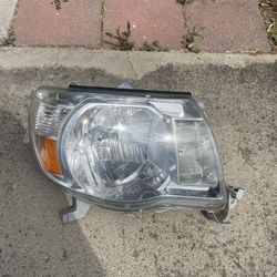 2005-2011 Toyota Tacoma Passenger Headlight 